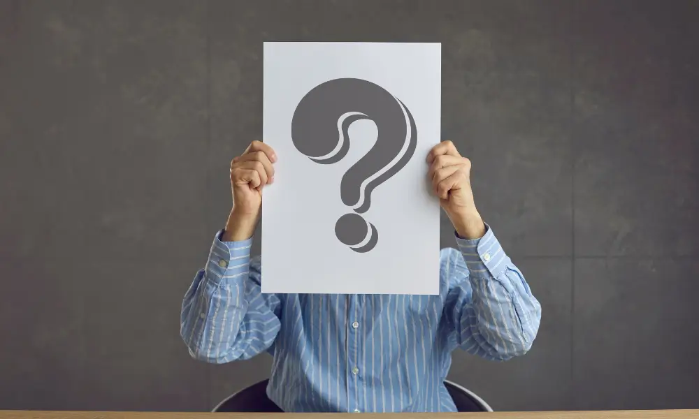 Investidor iniciante com dúvidas sobre siglas financeiras