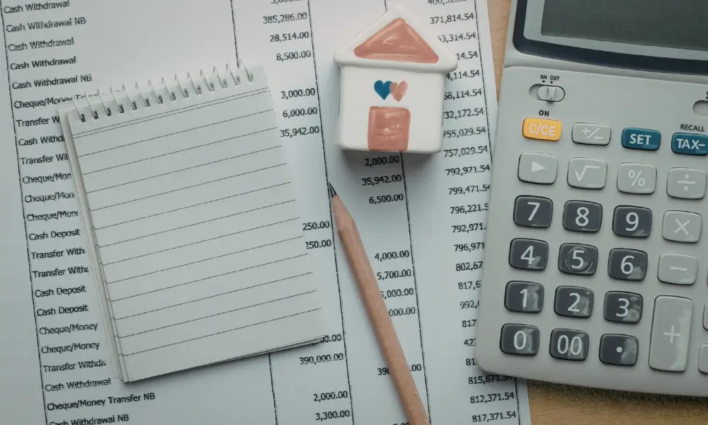 Dicionário financeiro descomplicado com lupa e calculadora.