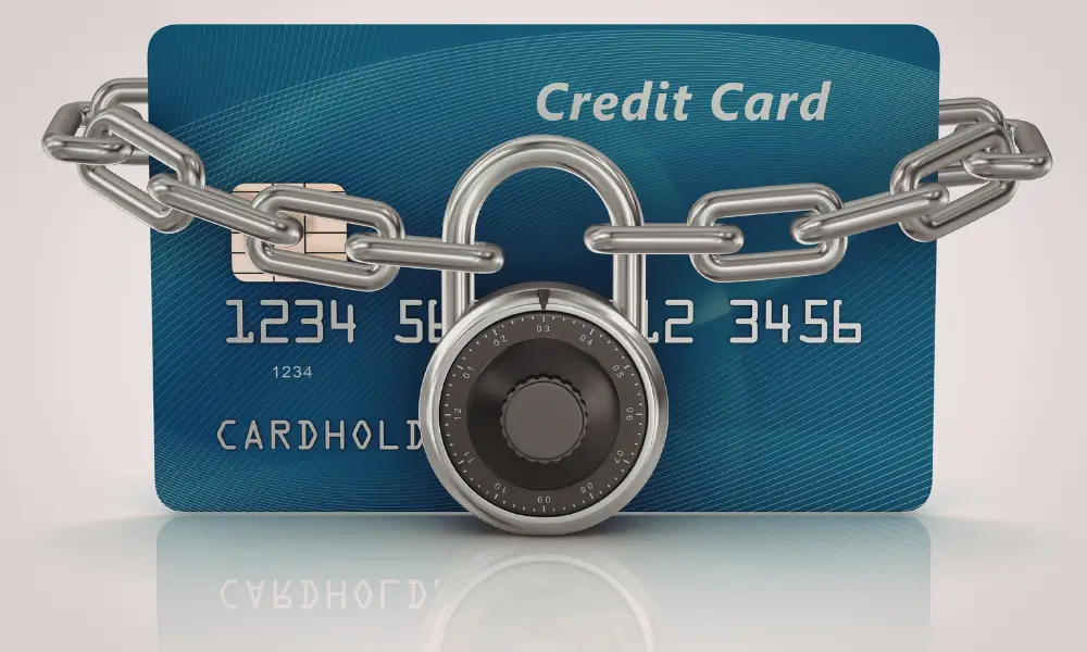 Cartão de crédito guardado na gaveta para evitar novas dívidas.