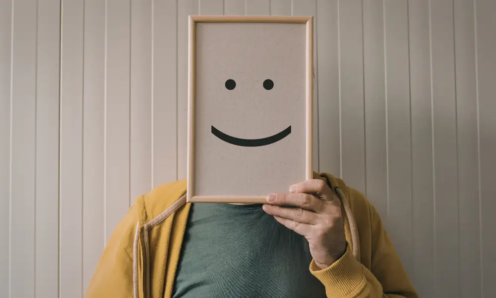 Consumidor aliviado após negociar dívidas e organizar as finanças.