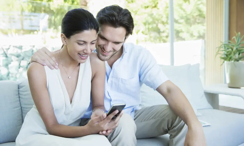 Consumidor feliz consultando nome limpo no aplicativo do Serasa.