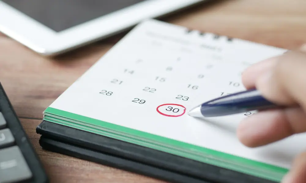 Calendário marcando o prazo de 5 dias úteis para limpar o nome no Serasa.