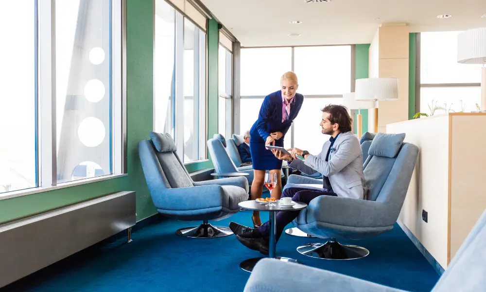 Viajante aproveitando sala VIP com benefícios do cartão de crédito.