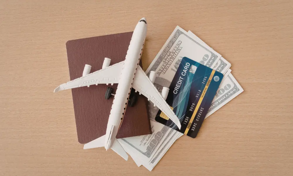 Cartão de crédito acumulando milhas aéreas para viajar de graça.