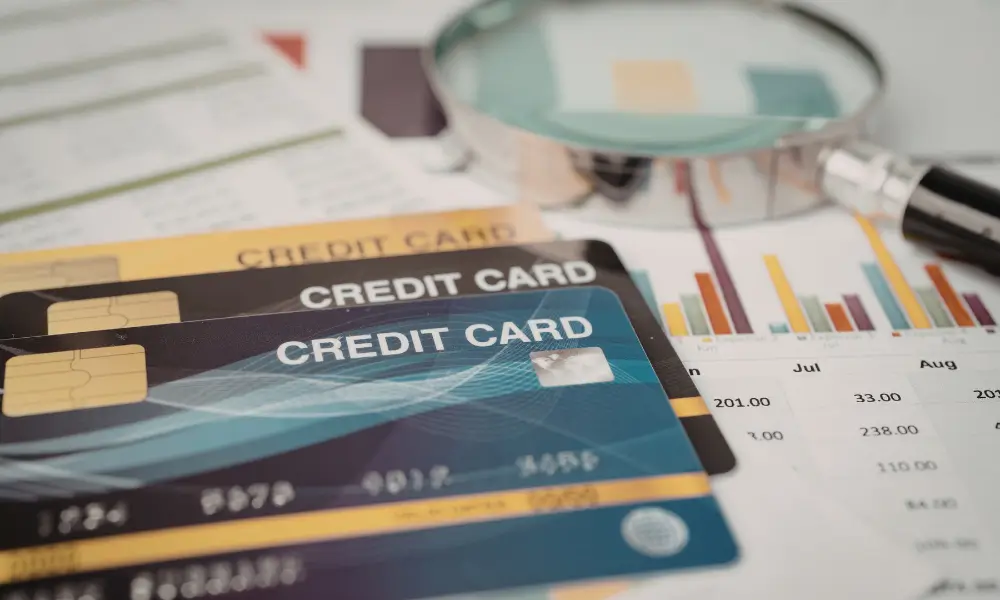 Auditando gastos invisíveis na fatura do cartão de crédito com uma lupa.