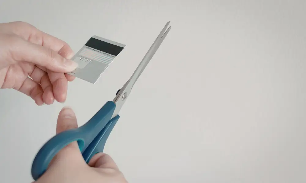 Eliminando cartões de crédito e contas desnecessárias para simplificar as finanças.
