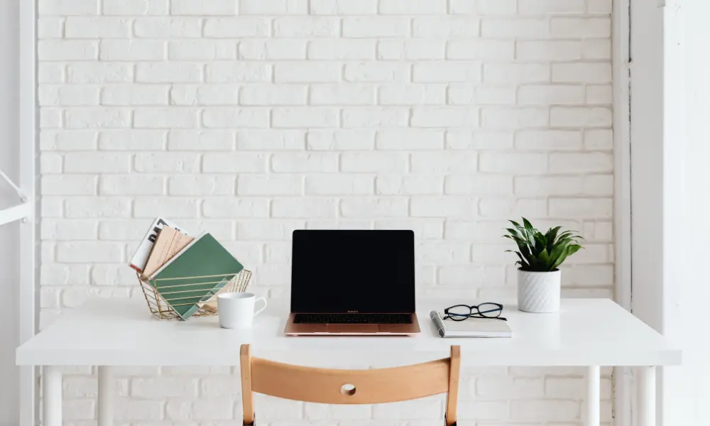 Mesa de trabalho organizada representando o minimalismo financeiro e clareza mental.