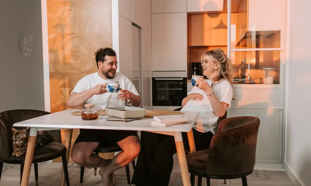 Casal fazendo o orçamento familiar juntos com transparência financeira.