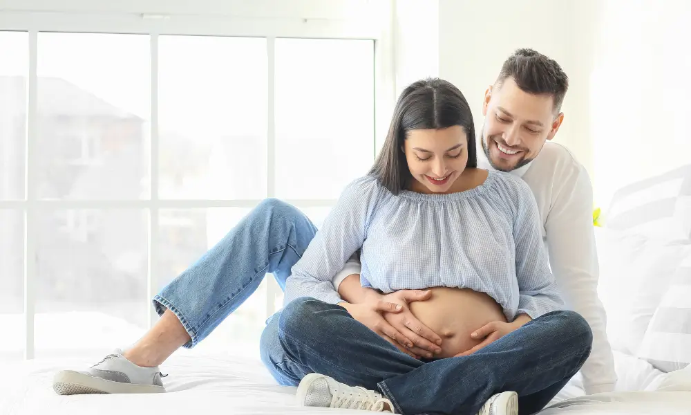 Pais calculando o custo total do bebê e planejando o enxoval.